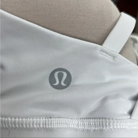 Lululemon white energy sports bra size 4 criss cross straps - Picture 5 of 7